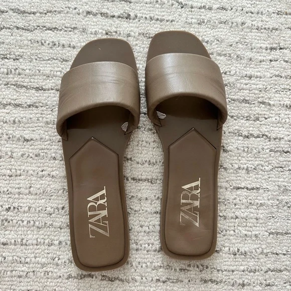 Zara flat leather padded sandals in color “mink grey” size